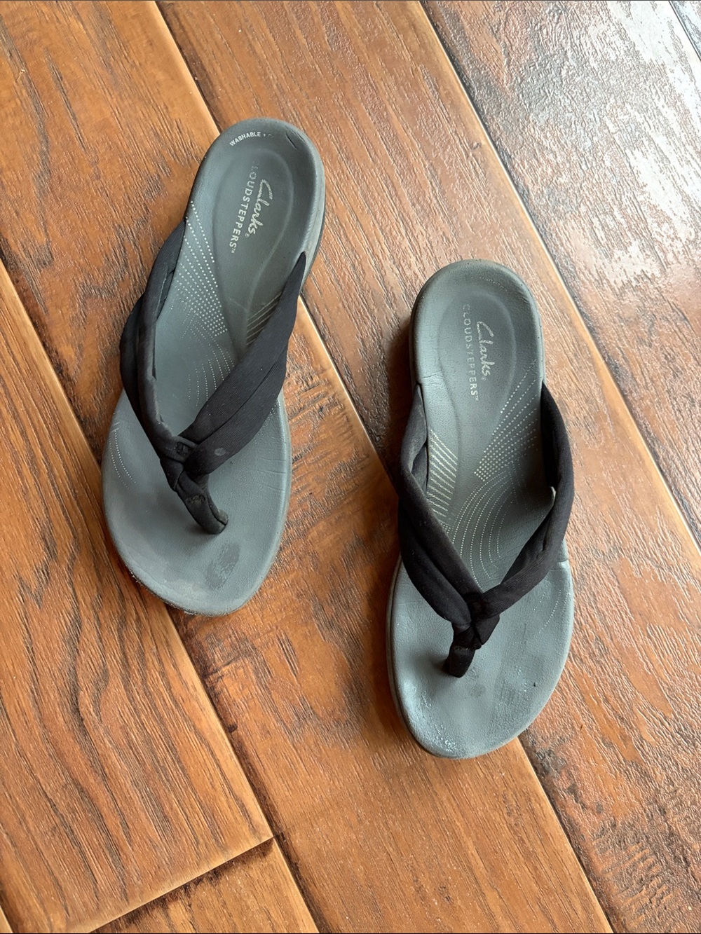 Clarks Women's Black and Gray Cloudsteppers Knotted Thong Sandals